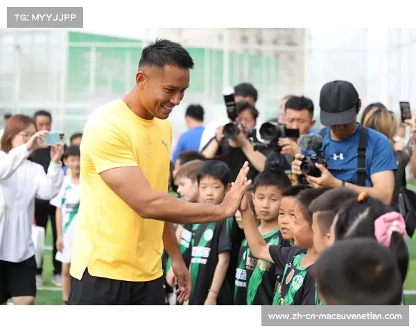 新加坡国门桑尼踏上上海之旅 展现国脚新风貌 新加坡国门桑尼踏上上海之旅 展现国脚新风貌