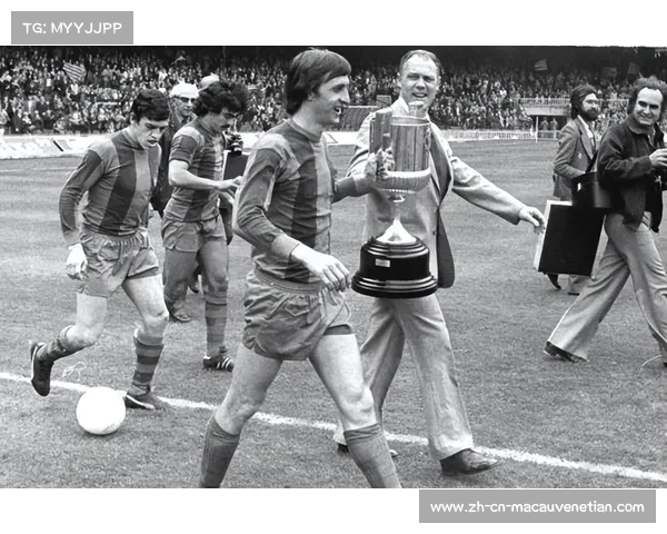 荷兰足球传奇与10号背后的故事 探索克鲁伊夫与历届荷兰队的记忆 荷兰足球传奇与10号背后的故事 探索克鲁伊夫与历届荷兰队的记忆