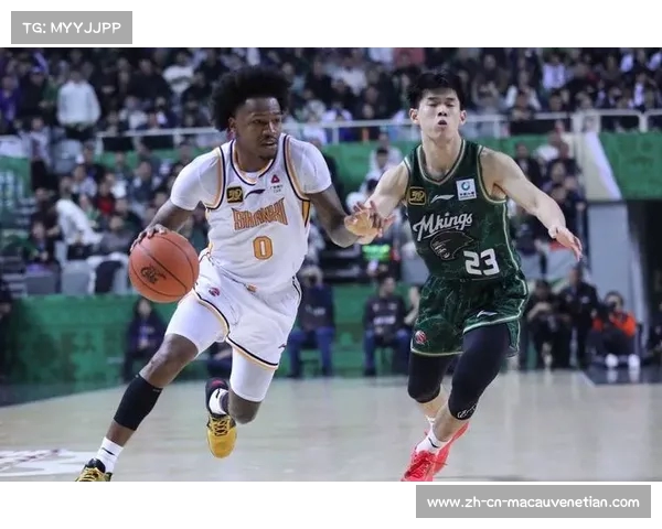 古德温经典突破助攻汤普森 许钟豪高空单臂暴扣展现力量之美 古德温经典突破助攻汤普森 许钟豪高空单臂暴扣展现力量之美