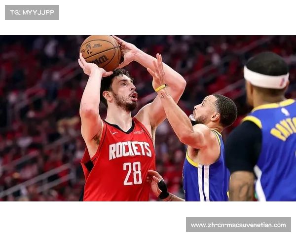 库里晃飞防守者李夫斯后撤步三分续命助勇士绝地反击 库里晃飞防守者李夫斯后撤步三分续命助勇士绝地反击